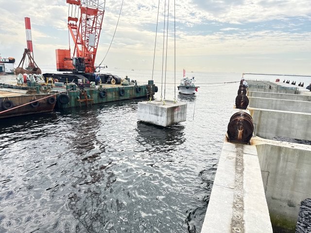 新本牧ふ頭建設工事（その43・外周護岸B-2根固めブロック工） | 06：ブロック据付工